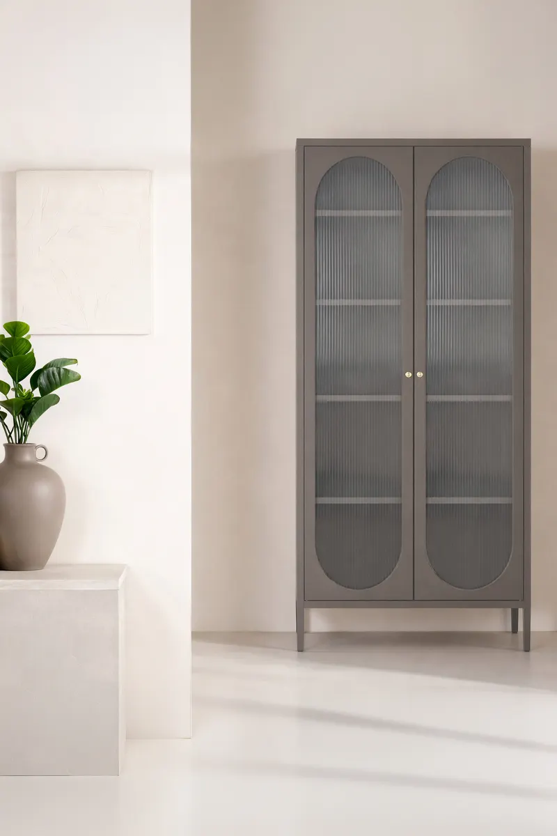 Lima Highboard aus Stahl mit Glastüren in 180 × 80 × 35 cm, Braun, im Wohnraum, Ansicht 1