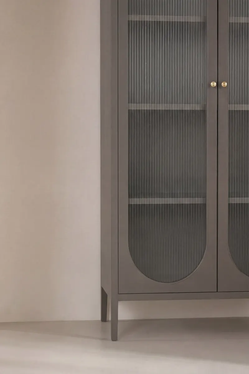 Lima Highboard aus Stahl mit Glastüren in 180 × 80 × 35 cm, Braun, im Wohnraum, Ansicht 2