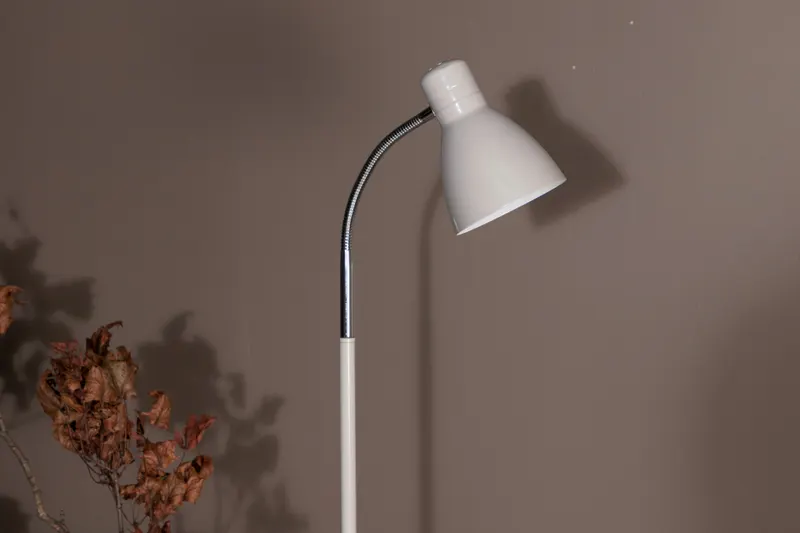 Lina Stehlampe mit drehbarem Leuchtenkopf, im Wohnraum, Ansicht 2