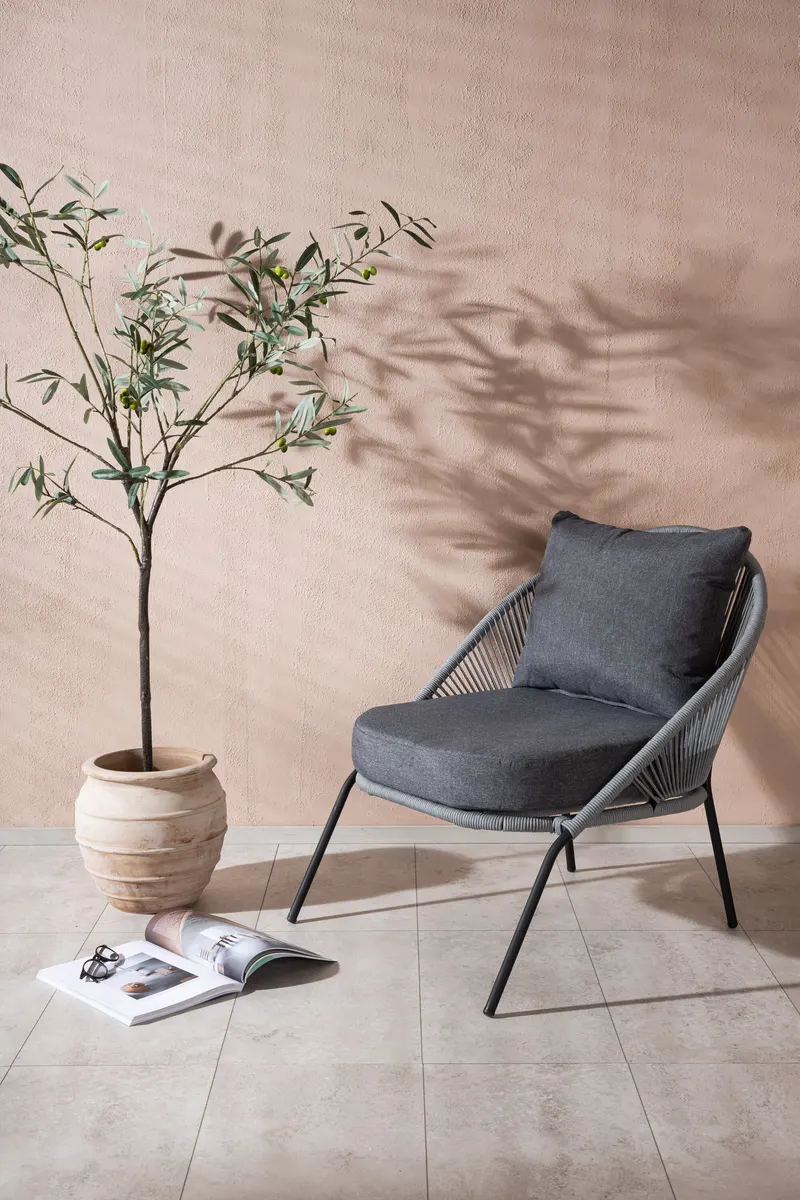 Lindos Outdoor-Loungesessel im 2er-Set in Grau, Gestell Schwarz, im Wohnraum, Ansicht 1