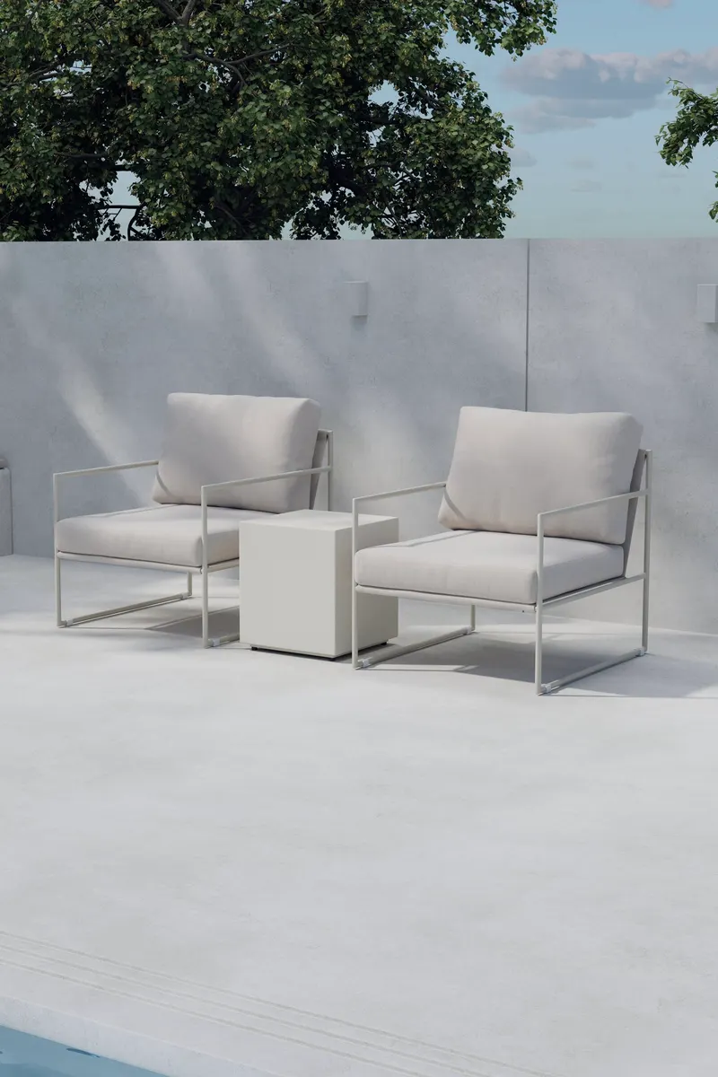 Lissabon Gartenlounge mit zwei Loungesesseln und Würfeltisch, im Wohnraum