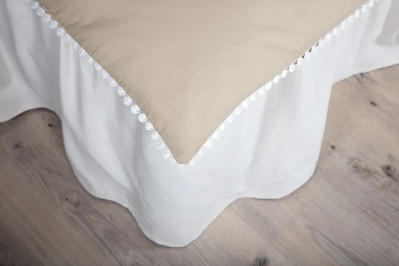 Livia Bettwäsche aus Baumwollsatin mit Bommelborte, im Wohnraum, Ansicht 8