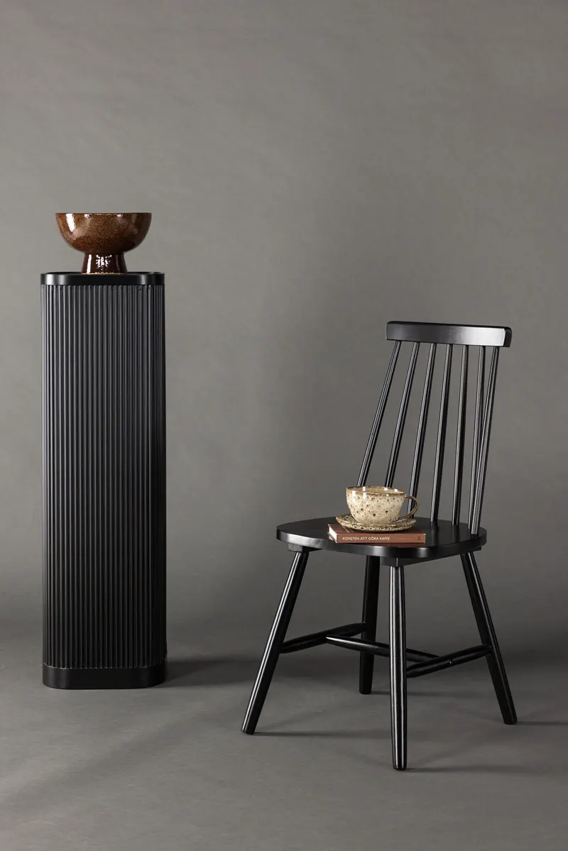 Lönneberga Esszimmerstuhl aus Kautschukholz in Schwarz, im Wohnraum, Ansicht 1