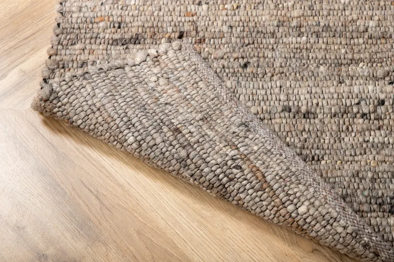 Loump Wollteppich, handgewebt in 300 × 200 cm, Grau, im Wohnraum, Ansicht 9