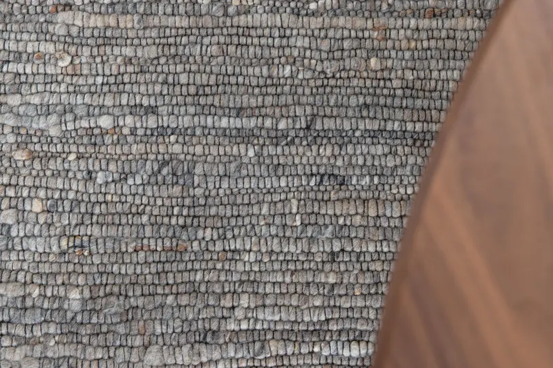 Loump Wollteppich, handgewebt in 300 × 200 cm, Grau, im Wohnraum, Ansicht 11