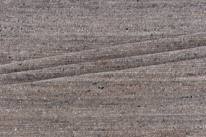 Loump Wollteppich, handgewebt in 300 × 200 cm, Grau, im Wohnraum, Ansicht 1