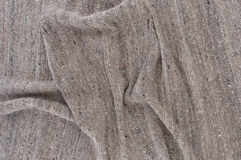 Loump Wollteppich, handgewebt in 300 × 200 cm, Grau, im Wohnraum, Ansicht 2