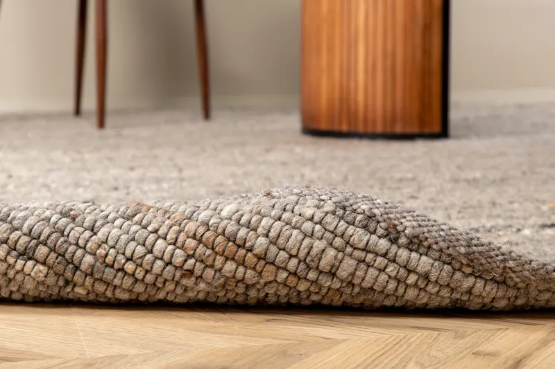Loump Wollteppich, handgewebt in 300 × 200 cm, Grau, im Wohnraum, Ansicht 8