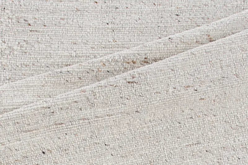 Loump Wollteppich, handgewebt in 300 × 200 cm, Beige, im Wohnraum, Ansicht 1