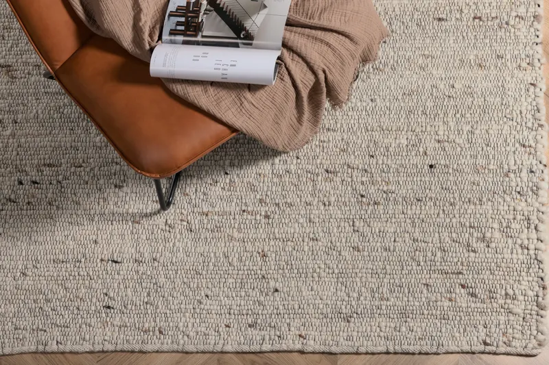 Loump Wollteppich, handgewebt in 300 × 200 cm, Beige, im Wohnraum, Ansicht 2