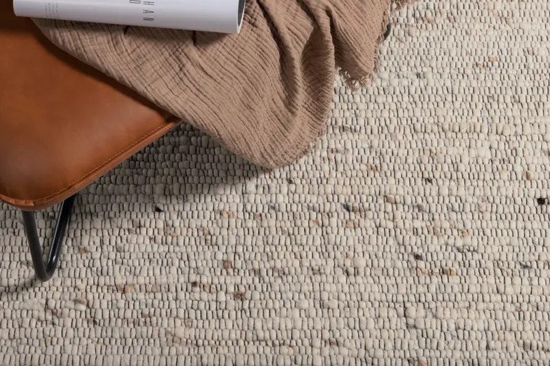 Loump Wollteppich, handgewebt in 230 × 160 cm, Beige, im Wohnraum, Ansicht 3
