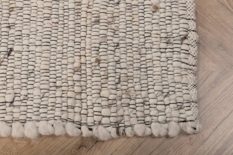 Loump Wollteppich, handgewebt in 230 × 160 cm, Beige, im Wohnraum, Ansicht 4