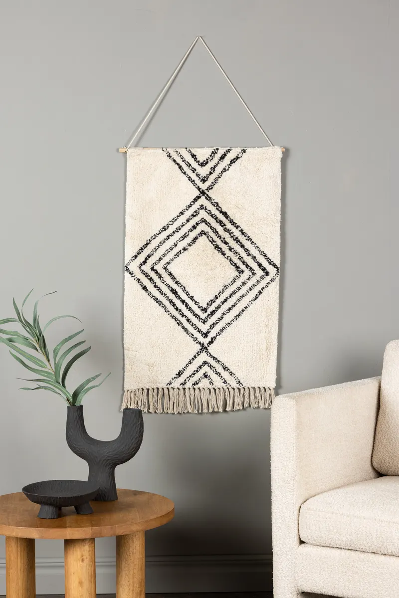Love Wandbehang mit schwarzem Rautenmuster, im Wohnraum, Ansicht 1