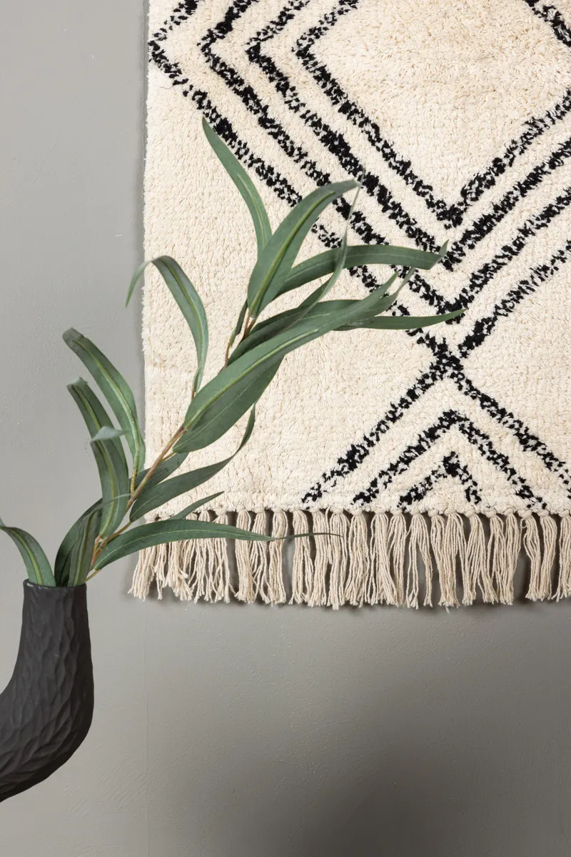 Love Wandbehang mit schwarzem Rautenmuster, im Wohnraum, Ansicht 2