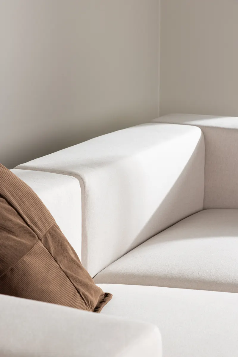 Lumi 3-Sitzer Sofa in Kastenform in Weiß, Gestell Schwarz, im Wohnraum, Ansicht 4
