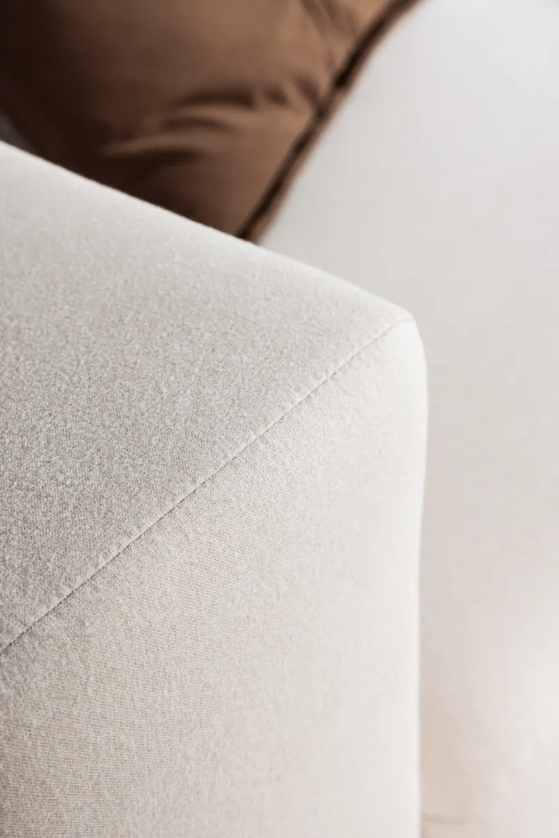 Lumi 3-Sitzer Sofa in Kastenform in Weiß, Gestell Schwarz, im Wohnraum, Ansicht 5