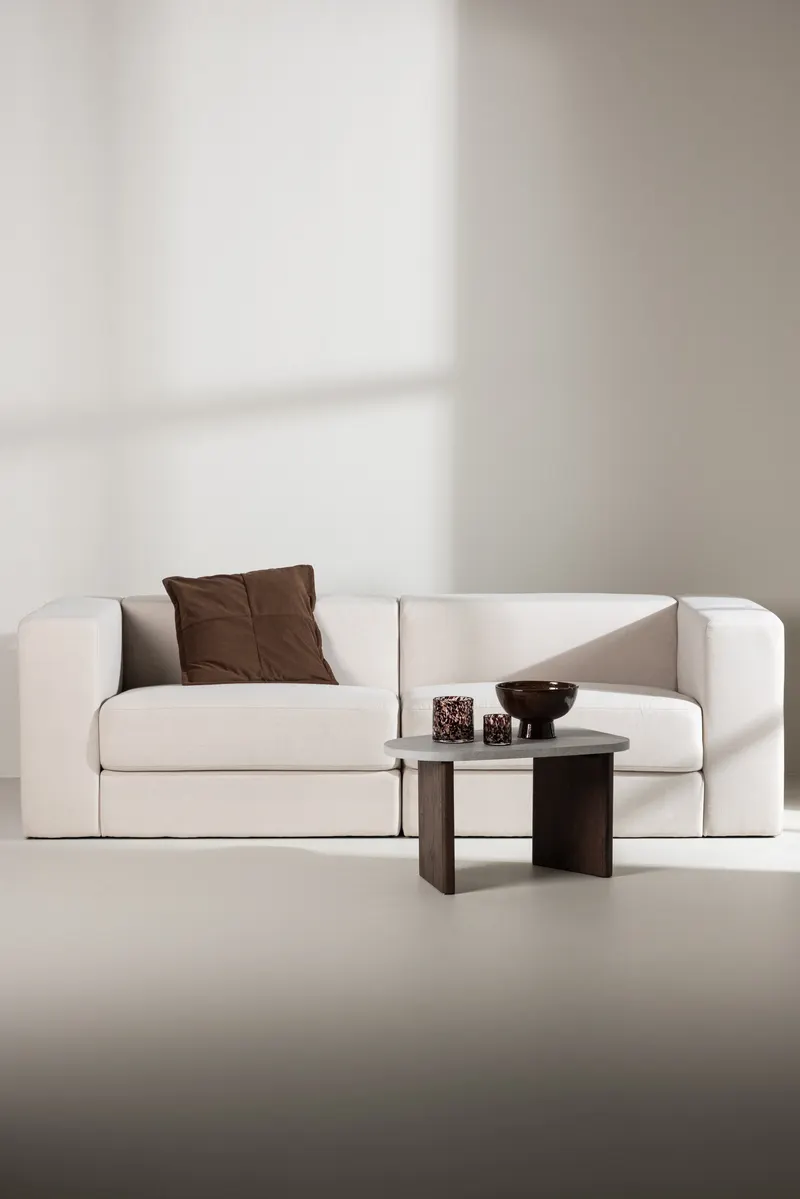 Lumi 3-Sitzer Sofa in Kastenform in Weiß, Gestell Schwarz, im Wohnraum, Ansicht 1