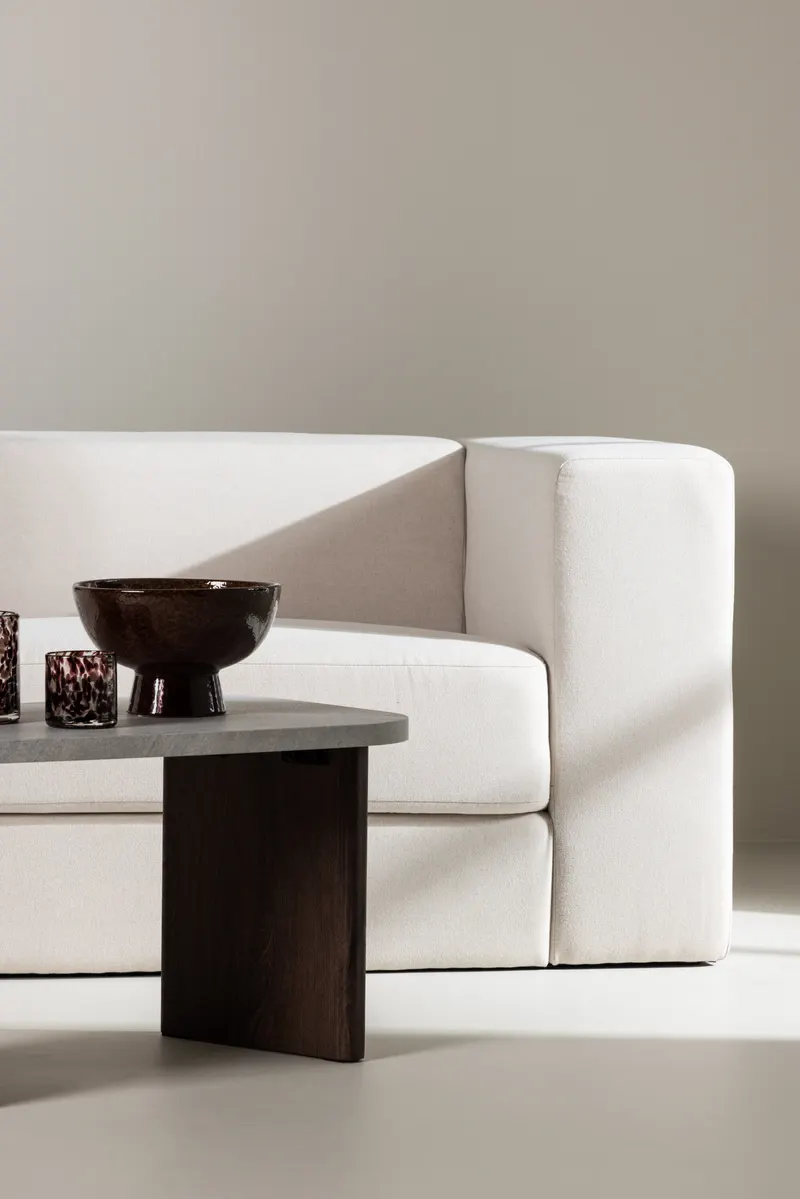 Lumi 3-Sitzer Sofa in Kastenform in Weiß, Gestell Schwarz, im Wohnraum, Ansicht 2