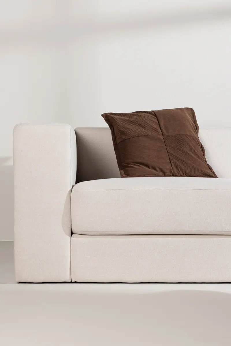 Lumi 3-Sitzer Sofa in Kastenform in Weiß, Gestell Schwarz, im Wohnraum, Ansicht 3