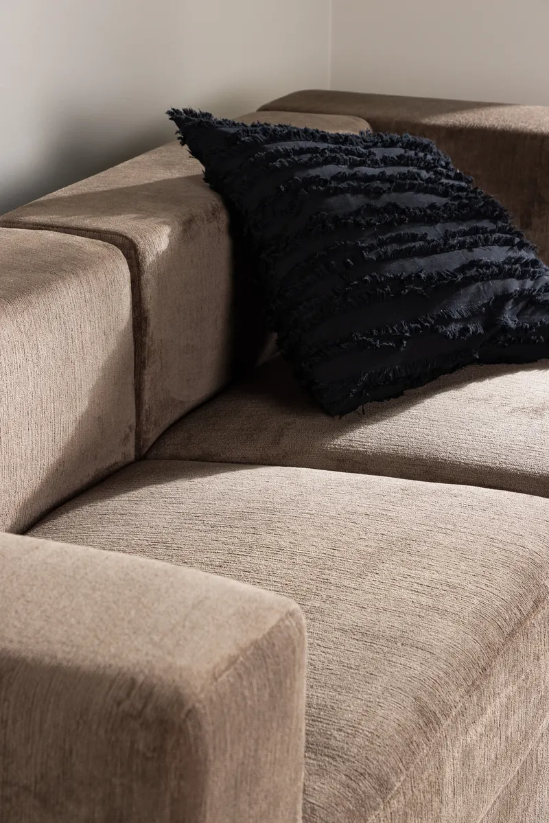Lumi 3-Sitzer Sofa in Kastenform in Braun, Gestell Schwarz, im Wohnraum, Ansicht 4