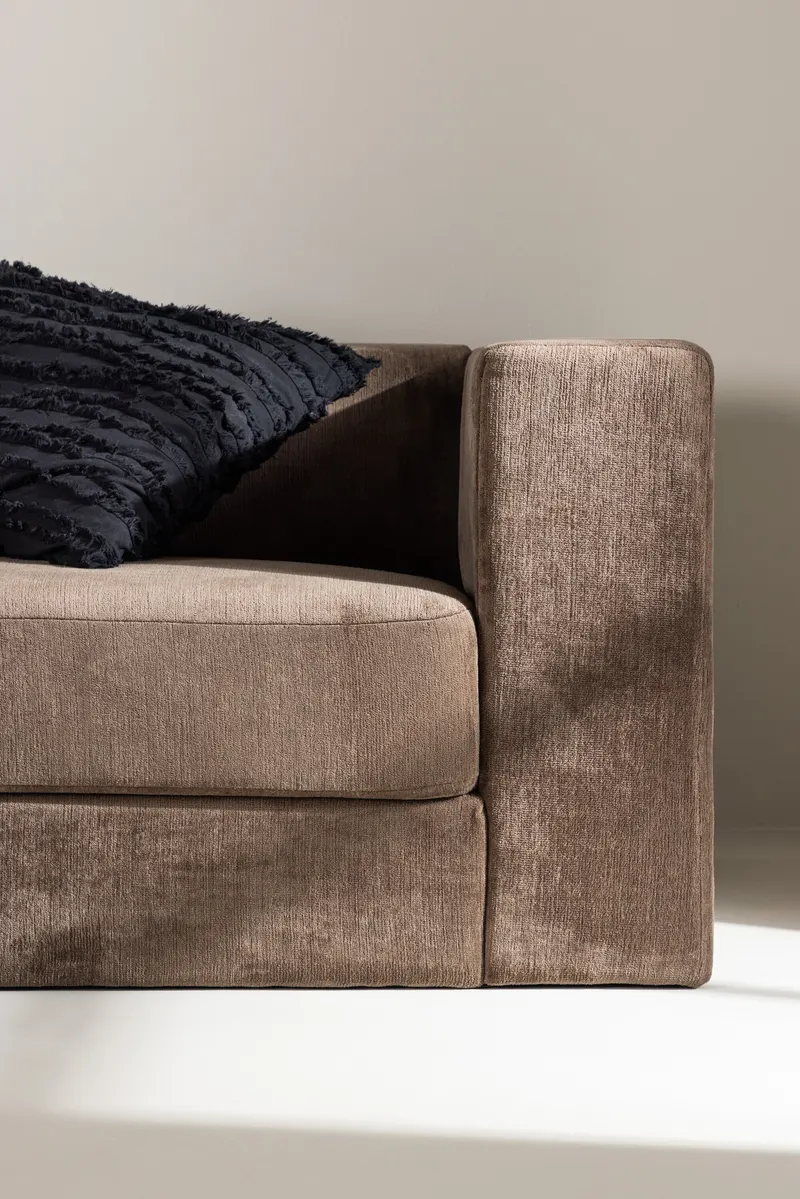 Lumi 3-Sitzer Sofa in Kastenform in Braun, Gestell Schwarz, im Wohnraum, Ansicht 3