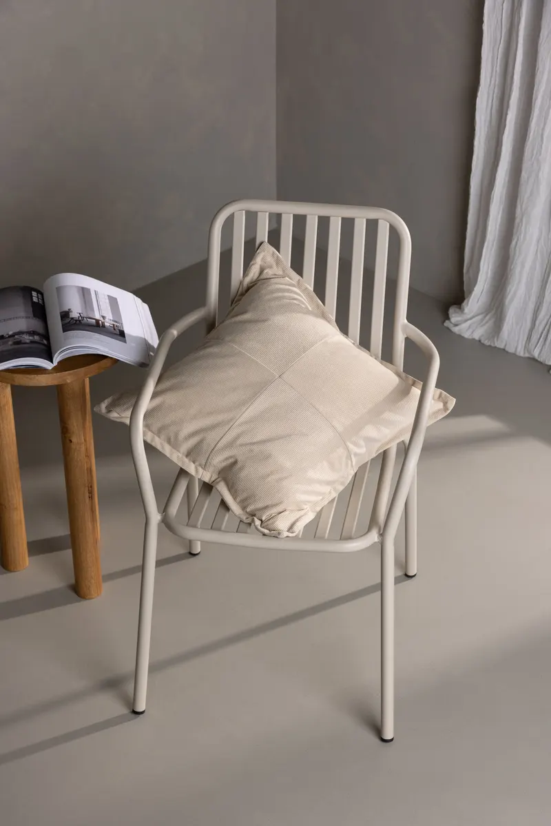 Lykke Kissenbezug aus Manchesterstoff in 50 × 50 cm, Beige, im Wohnraum, Ansicht 1