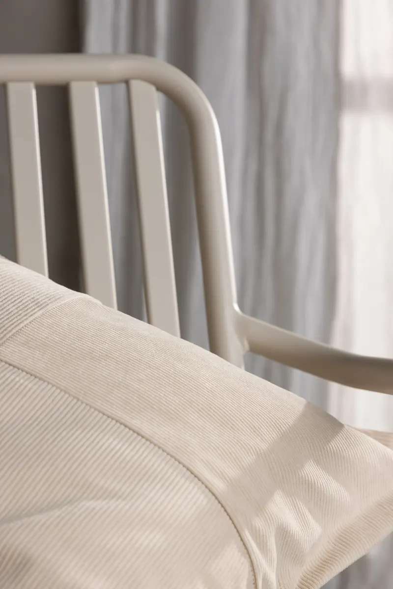 Lykke Kissenbezug aus Manchesterstoff in 50 × 50 cm, Beige, im Wohnraum, Ansicht 2