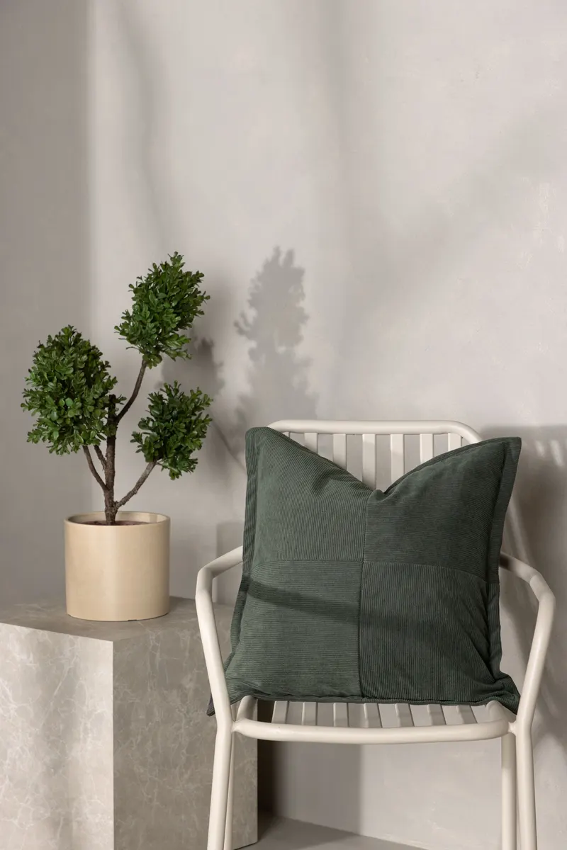 Lykke Kissenbezug aus Manchesterstoff in 50 × 50 cm, Dunkelgrün, im Wohnraum, Ansicht 1
