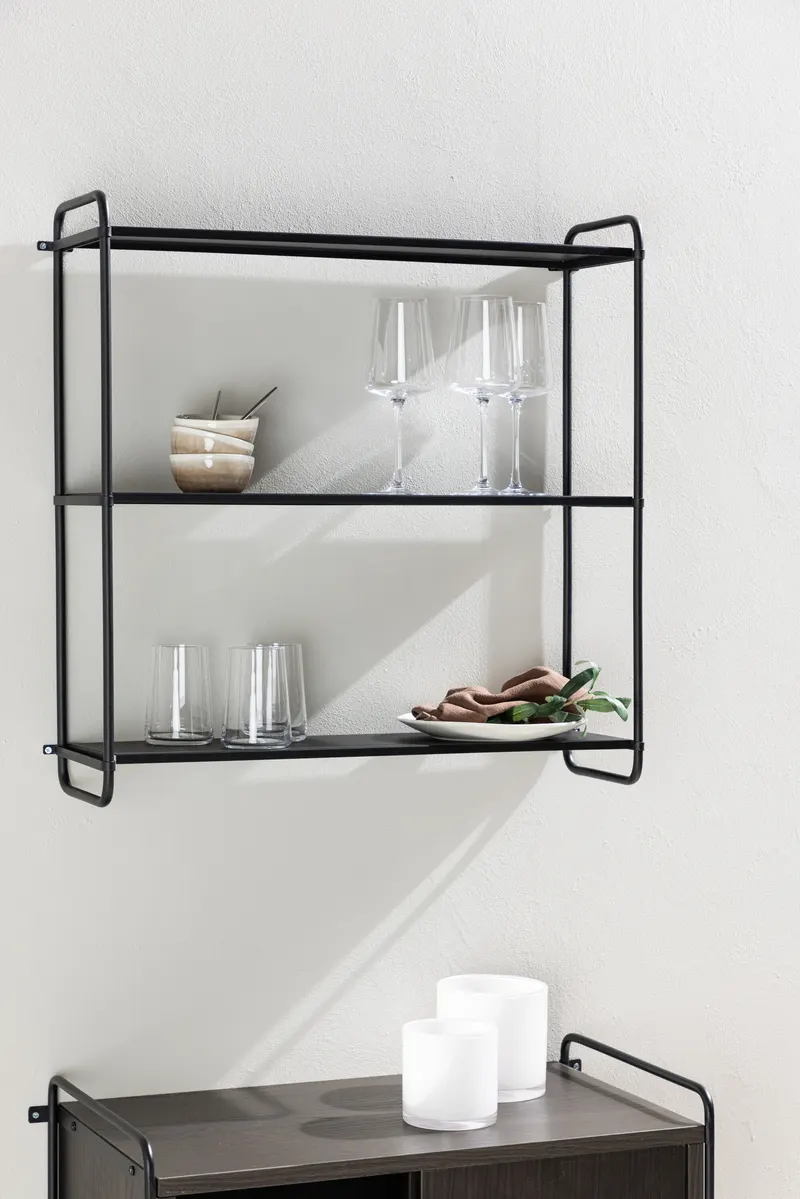 Lyon Wandregal aus Eisen mit drei Ebenen in 18 × 63 × 62 cm, Schwarz, im Wohnraum, Ansicht 1