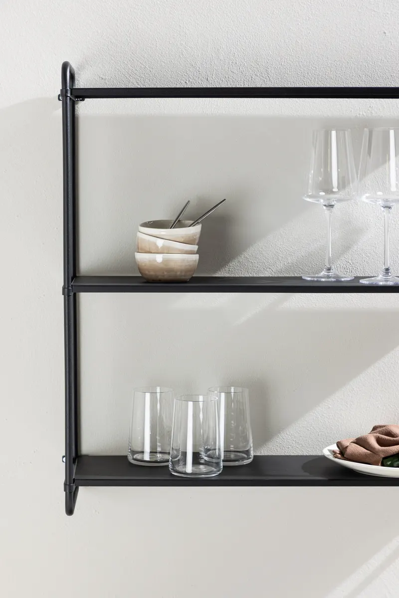 Lyon Wandregal aus Eisen mit drei Ebenen in 18 × 63 × 62 cm, Schwarz, im Wohnraum, Ansicht 2