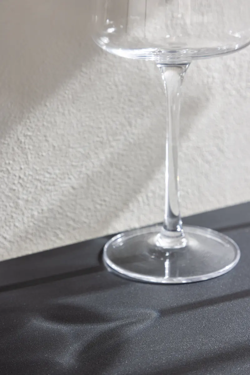 Lyon Wandregal aus Eisen mit drei Ebenen in 18 × 63 × 62 cm, Schwarz, im Wohnraum, Ansicht 4