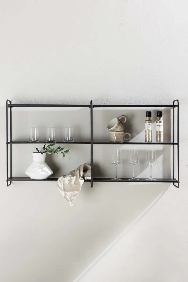 Lyon Wandregal aus Eisen mit drei Ebenen in 18 × 63 × 122 cm, Schwarz, im Wohnraum, Ansicht 1