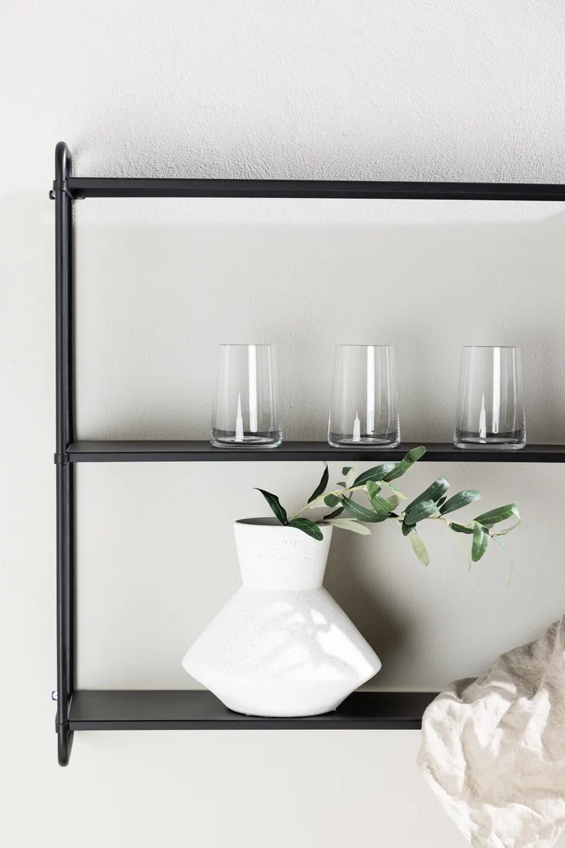 Lyon Wandregal aus Eisen mit drei Ebenen in 18 × 63 × 122 cm, Schwarz, im Wohnraum, Ansicht 2
