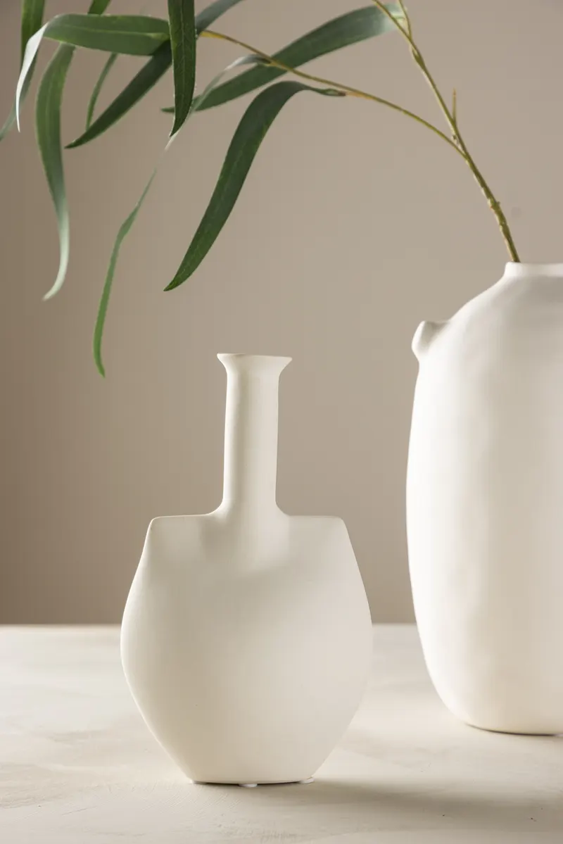 Madison Vase mit langem Hals, im Wohnraum, Ansicht 1