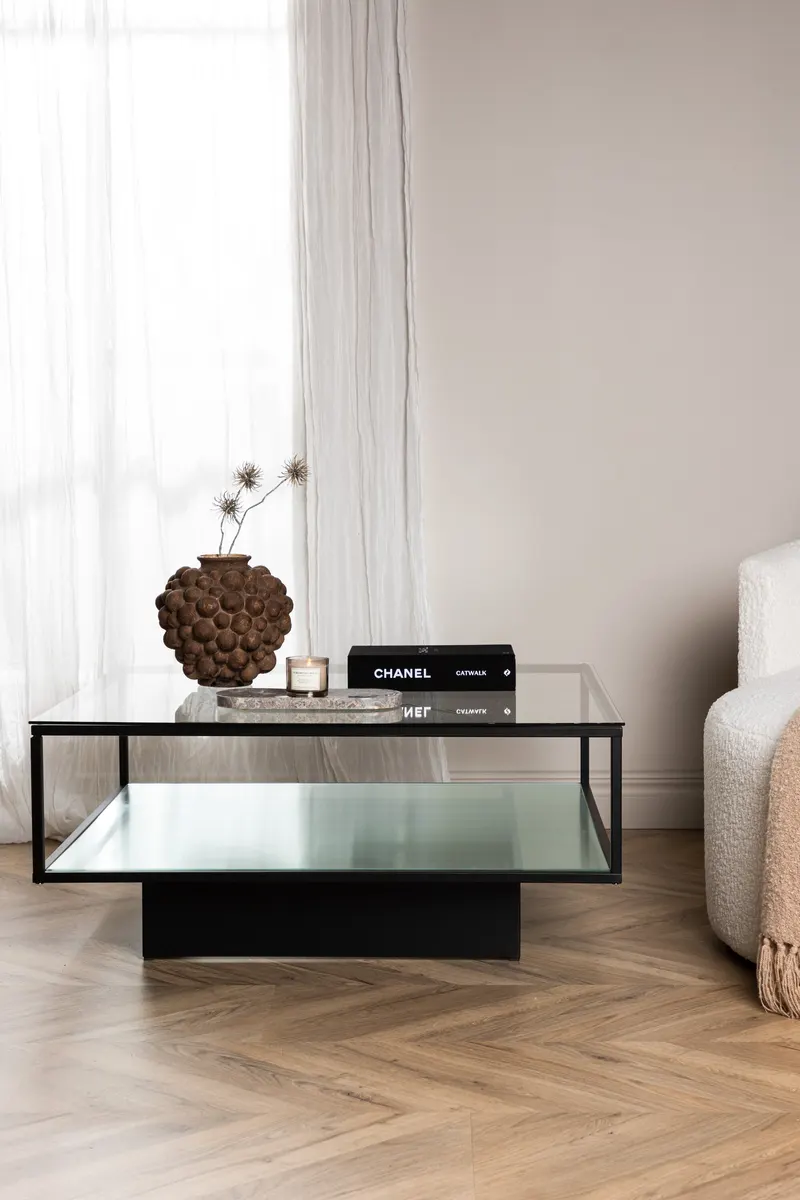 Maglehem Couchtisch aus Glas mit Ablage in 90 × 90 cm, Transparent, Gestell Schwarz, im Wohnraum, Ansicht 1