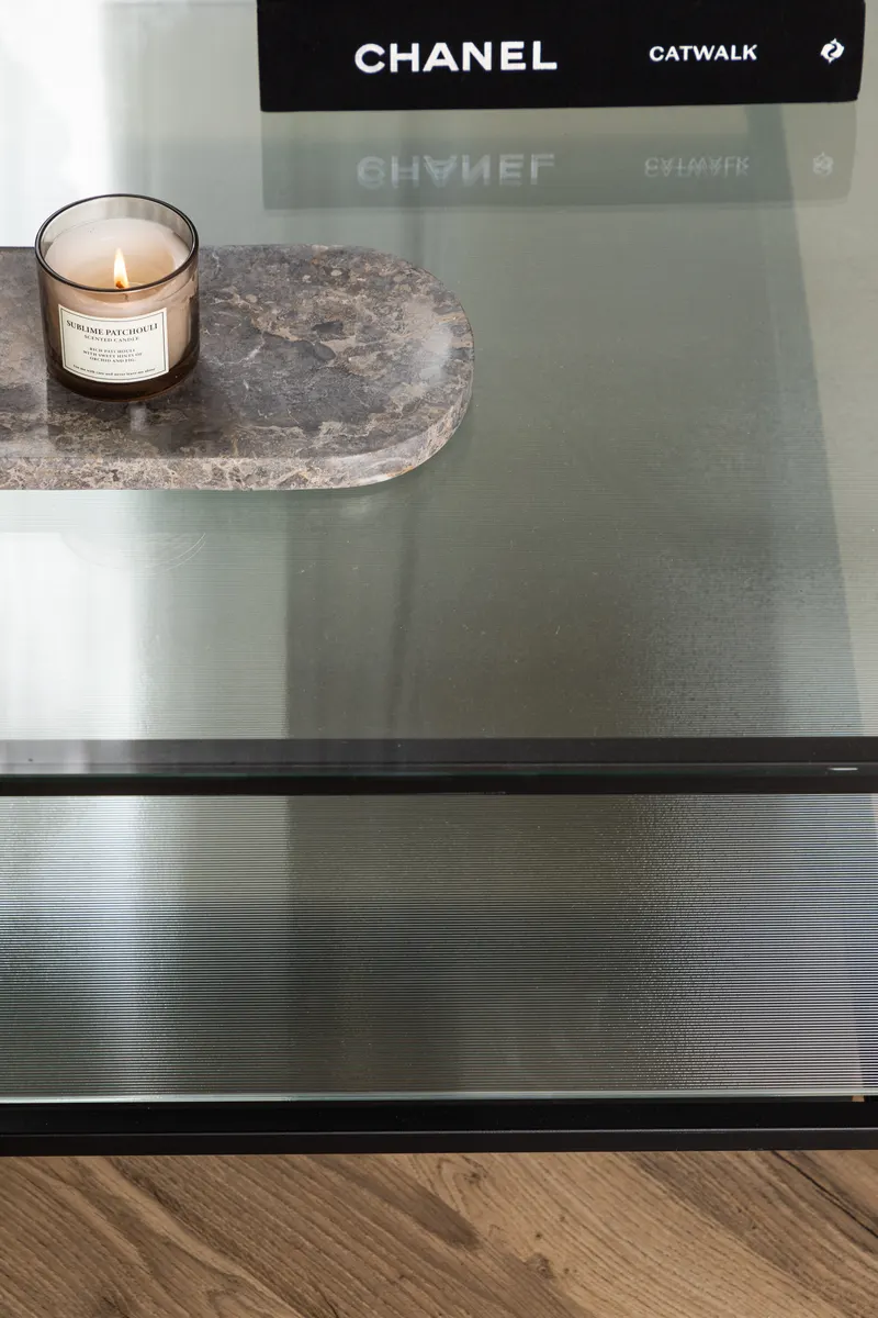 Maglehem Couchtisch aus Glas mit Ablage in 90 × 90 cm, Transparent, Gestell Schwarz, im Wohnraum, Ansicht 3