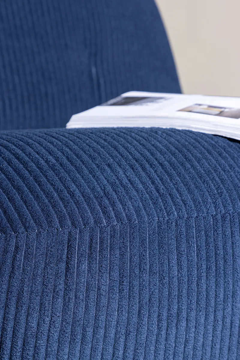 Mahla Sessel aus zwei rundlichen Polstern in Marineblau, im Wohnraum, Ansicht 3