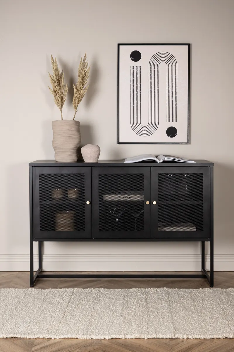 Malla Sideboard aus Stahl mit Gittertüren in Schwarz, im Wohnraum, Ansicht 1