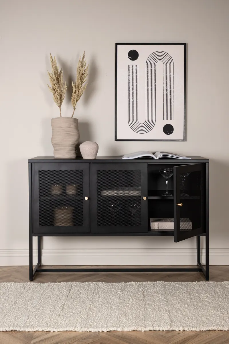 Malla Sideboard aus Stahl mit Gittertüren in Schwarz, im Wohnraum, Ansicht 2