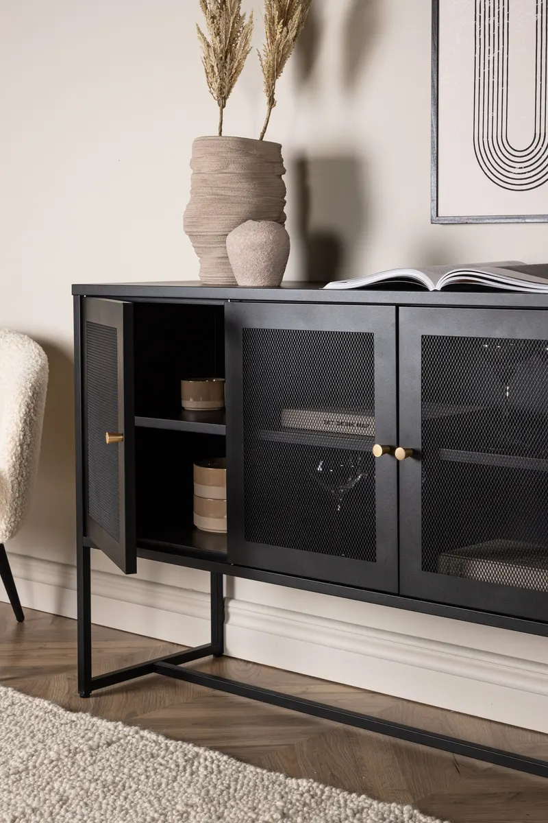 Malla Sideboard aus Stahl mit Gittertüren in Schwarz, im Wohnraum, Ansicht 3