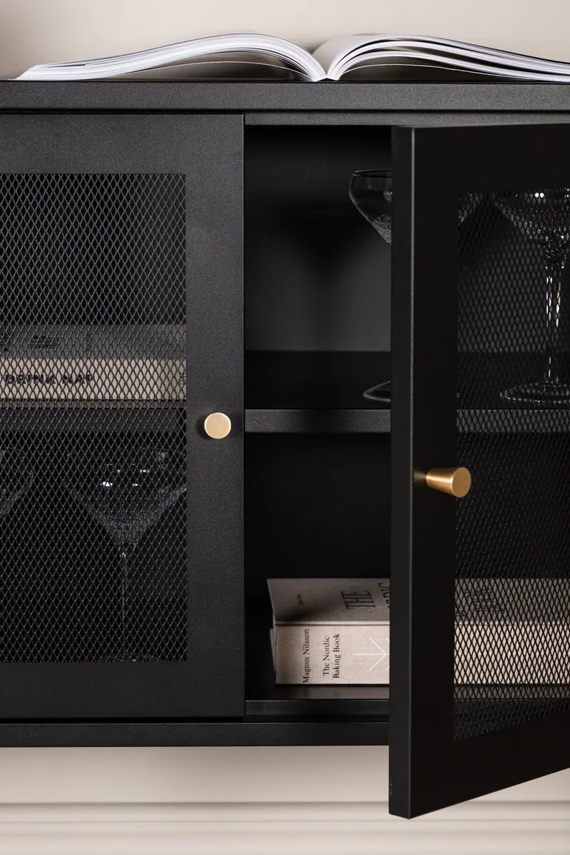 Malla Sideboard aus Stahl mit Gittertüren in Schwarz, im Wohnraum, Ansicht 5