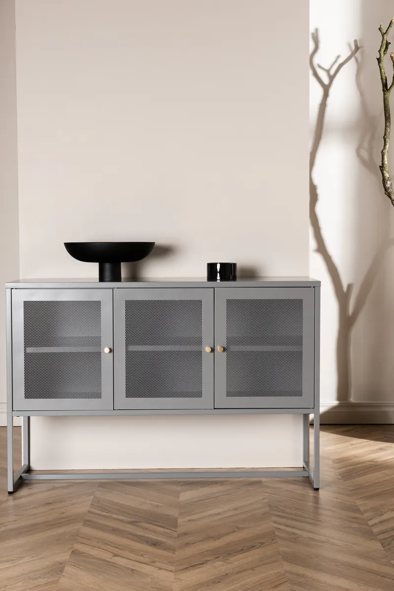 Malla Sideboard aus Stahl mit Gittertüren in Hellgrau, im Wohnraum, Ansicht 2