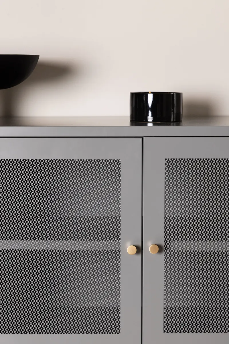 Malla Sideboard aus Stahl mit Gittertüren in Hellgrau, im Wohnraum, Ansicht 3