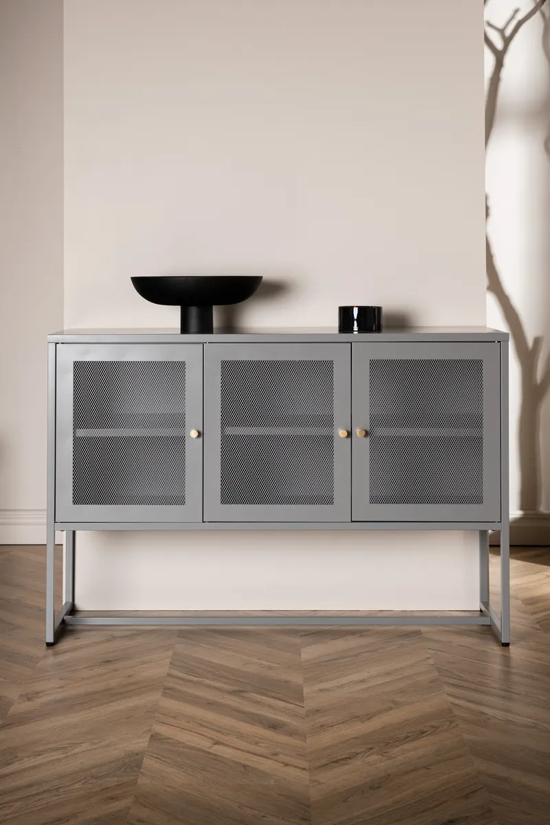 Malla Sideboard aus Stahl mit Gittertüren in Hellgrau, im Wohnraum, Ansicht 1