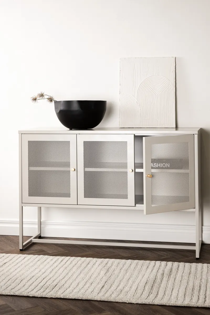 Malla Sideboard aus Stahl mit Gittertüren in Beige, im Wohnraum, Ansicht 1