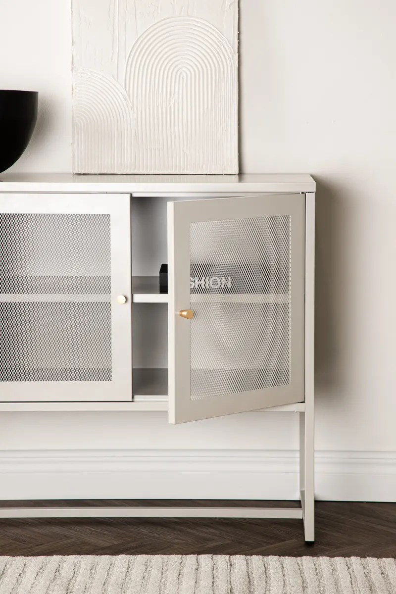 Malla Sideboard aus Stahl mit Gittertüren in Beige, im Wohnraum, Ansicht 2