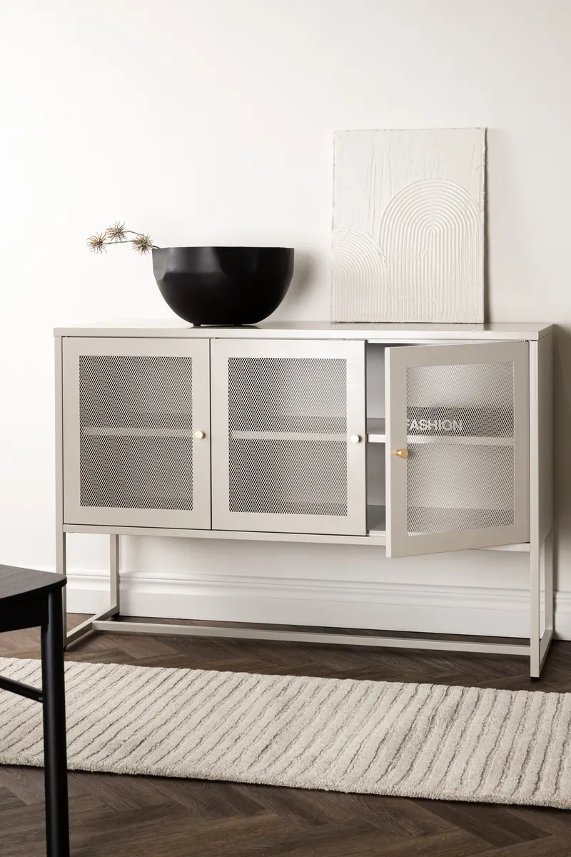 Malla Sideboard aus Stahl mit Gittertüren in Beige, im Wohnraum, Ansicht 3