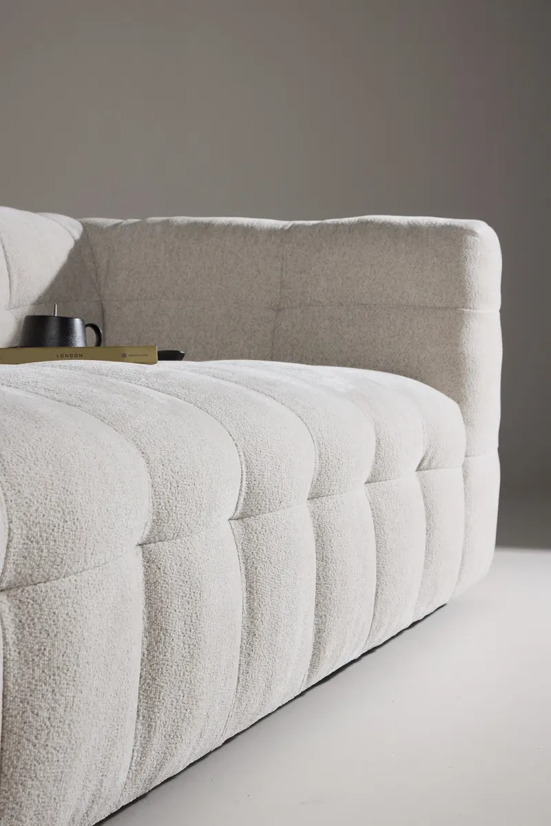 Malou Sofa mit gesteppter Polsterung in Beige, Gestell Schwarz, im Wohnraum, Ansicht 4