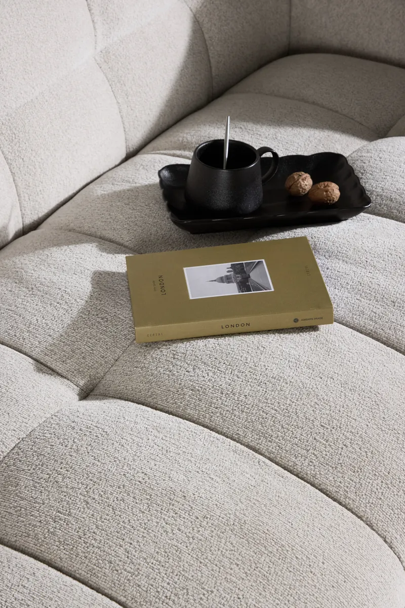 Malou Sofa mit gesteppter Polsterung in Beige, Gestell Schwarz, im Wohnraum, Ansicht 5