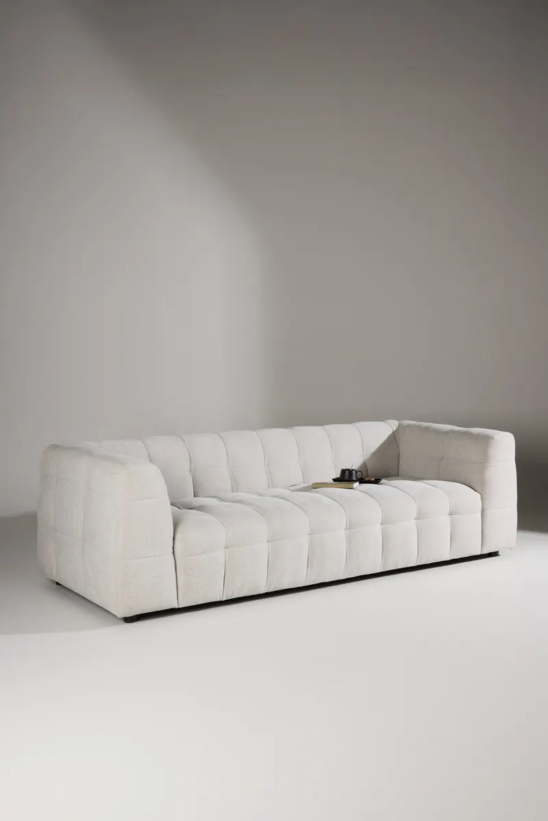 Malou Sofa mit gesteppter Polsterung in Beige, Gestell Schwarz, im Wohnraum, Ansicht 1